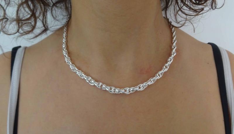Graduated link store necklace