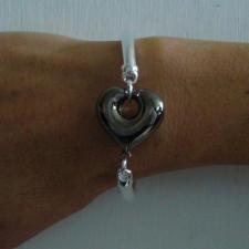 Bracciale tondo in argento 925, cuore centrale brunito.