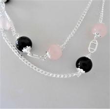 Collana in argento 925, catena maglia grumetta, sfere in onice nera e quarzo rosa. Lunghezza 90 cm.