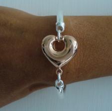 Bracciale tondo in argento 925, cuore centrale rosa.