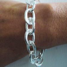 Bracciale artigianale in argento 925. Maglie ovali godronate asimmetriche. Larghezza 13mm.