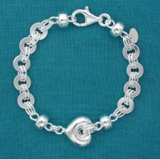 Bracciale con cuore centrale e catena a maglie tonde. Argento 925.