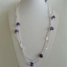 Collana in argento 925, sfere in ametista viola ed esagoni traforati. Lunghezza 120 cm.