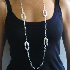 Collana lunga in argento.