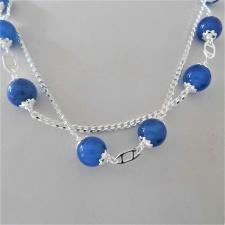 Collana in argento 925, catena maglia grumetta, sfere in agata blu. Lunghezza 90 cm.